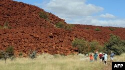 Turisti stoje blizu ulaza u Deep Gorge na poluostrvu Burrup na sjeveru Zapadne Australije 16. juna 2008. godine, blizu mjesta gdje se nalazi oko milion komada aboridžinskih gravura na stijenama starim nekoliko hiljada godina.