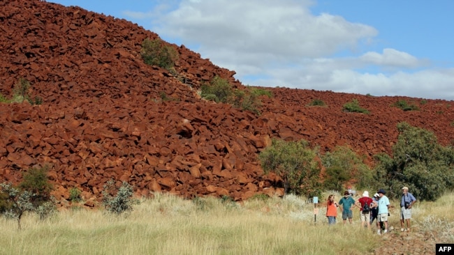 Turisti stoje blizu ulaza u Deep Gorge na poluostrvu Burrup na sjeveru Zapadne Australije 16. juna 2008. godine, blizu mjesta gdje se nalazi oko milion komada aboridžinskih gravura na stijenama starim nekoliko hiljada godina.