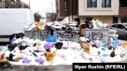  Струпан отпадък в междублоково пространство покрай метростанция „ Хаджи Димитър “ в регион „ Подуяне “ 