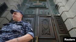 У здания Верховного суда Российской Федерации