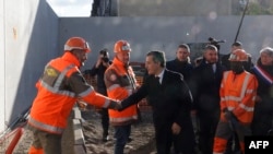 Ministrul de Interne Gerald Darmanin vizitează șantierul din satul olimpic. Saint-Denis, 15 ianuarie.