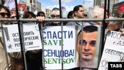 Мәскеуде митингіге қатысушылар саяси тұтқындарды босатуды талап етіп тұр. 10 маусым 2018 жыл.