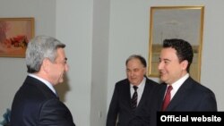 Armenian President Serzh Sarkisian and Turkish Foreign Minister Ali Babacan meet in Yerevan on April 16, 2009