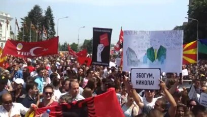 Масовен протест пред Владата
