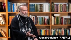Preotul Pavel Borșevschi, paroh al bisericii „Sfântul Dumitru” din Chișinău, vorbind Europei Libere pe 7 aprilie în biblioteca bisericii sale din sectorul Botanica al capitalei