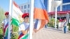 Ученики школы с русским языком обучения в городе Бохтаре в Таджикистане