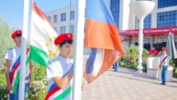 Ученики школы с русским языком обучения в городе Бохтаре в Таджикистане