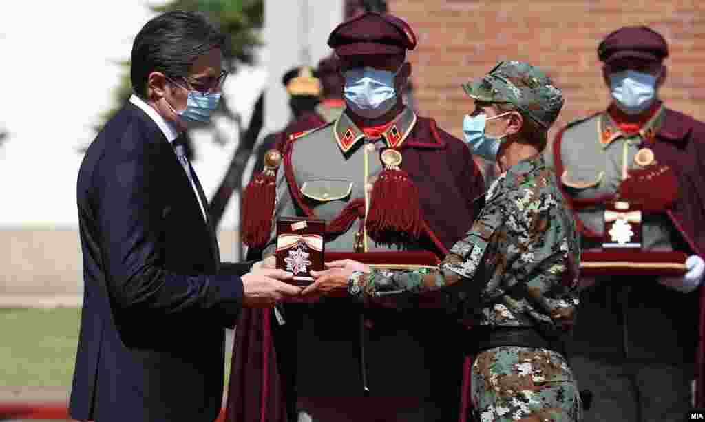 МАКЕДОНИЈА - Со почесна артилериска стрелба и со свеченост на воениот стадион во Градскиот парк во Скопје денеска беше одбележан Денот на Армијата на Република Северна Македонија.