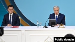 Касым-Жомарт Токаев (справа) выступает на национальном курултае в Кызылорде, 20 января 2026 года