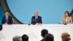 Касым-Жомарт Токаев выступает на национальном курултае в Кызылорде, 20 января 2026 года. Слева — госсоветник Ерлан Карин