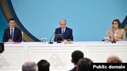 Касым-Жомарт Токаев выступает на национальном курултае в Кызылорде, 20 января 2026 года. Слева — госсоветник Ерлан Карин