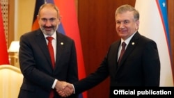 Turkmenistan -- Armenia’s Prime Minister Nikol Pashinian (L) and Uzbekistan’s President Shavkat Mirziyoyev meet in Ashgabat, October 11, 2019.