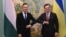 Ministrul ucrainean de externe Dmitro Kuleba (dreapta) îl primește ministrul maghiar de Externe Peter Szijjarto la Kiev, 25 iunie 2020