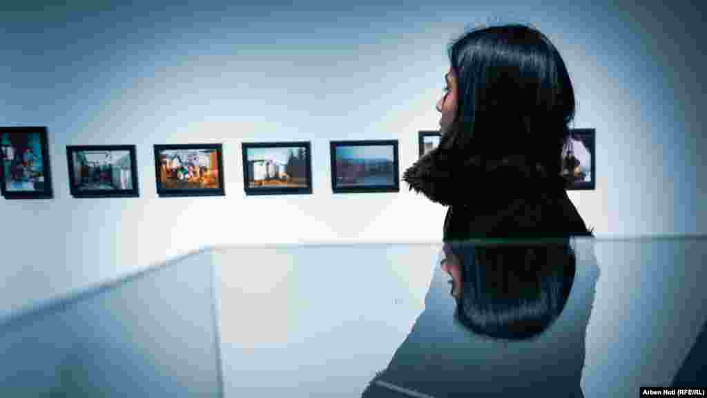 Një grua në muzeun e fëmijëve të luftës në Prishtinë. Ky muze - i pari i tillë në Kosovë - u hap më 22 janar nga organizata joqeveritare Iniciativa e të Rinjve për të Drejtat e Njeriut - Kosovë (YIHR KS).Mbi 1.000 fëmijë u vranë në luftën e viteve 1998- '99 në Kosovë, ndërsa 109 fëmijë vazhdojnë të mbeten të zhdukur.