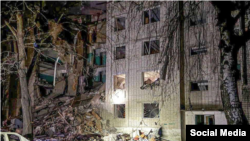 რუსული დრონებით დარტყმის შედეგად დანგრეული საერთო საცხოვრებელი უკრაინის სუმის ოლქის ქალაქ გლუხოვში