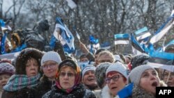 24 лютага ля будынку парлямэнту Эстоніі. 