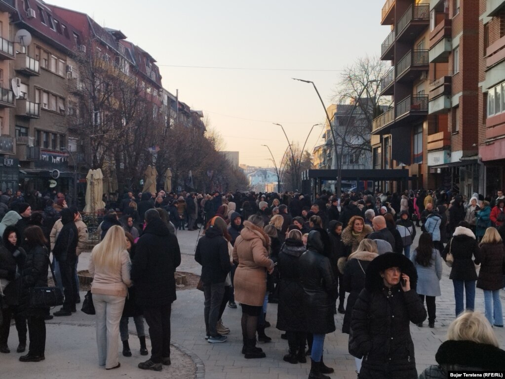 Qytetarët serbë u mblodhën në veri në mënyrë të organizuar dhe më pas u nisën drejt qendrave të votimit.&nbsp; 