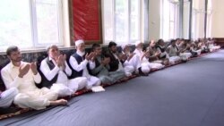 فاتحه خوانی برای قربانیان حمله بر پوهنتون امریکایی افغانستان
