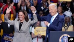 Președintele Joe Biden și vicepreședintele Kamala Harris, care i-a preluat candidatura pentru alegerile prezidențiale din 5 noiembrie. 