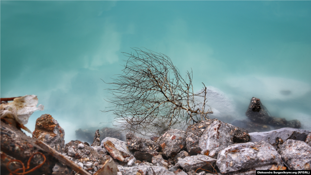 13 апреля. Бирюзовая вода в Красном озере (Асс), что в Красноперекопском районе на севере Крыма