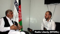 سید فتح محمد بها خبرنگار رادیو آزادی در جریان مصاحبهء اختصاصی با خانجان الکوزی معاون اتاق تجارت و صنایع افغانستان.