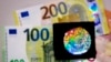 Kartmonedha në vlerë prej 100 dhe 200 eurosh. Fotografi ilustruese nga arkivi. 