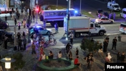 Pripadnici policije i hitne službe u blizini mjesta eksplozije u restoranu u centru Moskve, Rusija, 1. augusta.