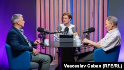 Jurnalista Eugenia Crețu și analiștii Nicolae Negru (dreapta) și Igor Boțan, în studioul Europei Libere din Chișinău, în timpul înregistrării podcastului „Dincolo de știri”.