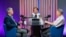 Jurnalista Eugenia Crețu și analiștii Nicolae Negru (dreapta) și Igor Boțan, în studioul Europei Libere din Chișinău, în timpul înregistrării podcastului „Dincolo de știri”.