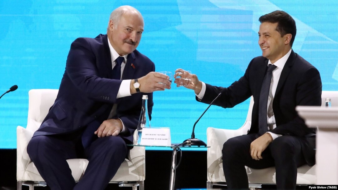 Președintele Bielorusiei, Aleksandr Lukașenka, și cel al Ucrainei, Volodimir Zelenski, ciocnind un pahar de vodcă.