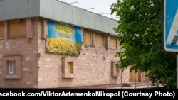 Пошкоджена обстрілами будівля у Нікополі