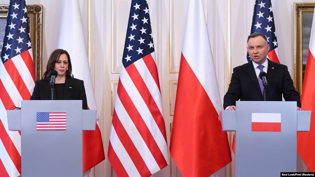 Vicepreședintele Statelor Unite, Kamala Harris, alături de președintele Poloniei, Andrzej Duda, în timpul unei conferințe de presă de la palatul Belwelder din Varșovia, 10 martie 2022.