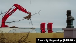 Море за парканом: реконструкція набережної в Євпаторії (фоторепортаж)