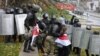Forțele de ordine încearcă să împiedice protestele