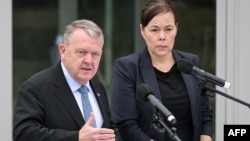 Ministri i Jashtëm i Danimarkës, Lars Lokke Rasmussen dhe ministrja e Jashtm e Grenlandës, Vivian Motzfeldt, duke folur për media pas takimit me zyrtarët e lartë amerikanë. Uashington, 14 janar 2026. 