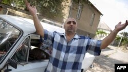 Довольными новшеством остались лишь любители престижных номеров. Смена номеров, по словам чиновника, обойдется автолюбителям в 35 лари, за престижные придется выложить от 1000 до 10 тысяч лари