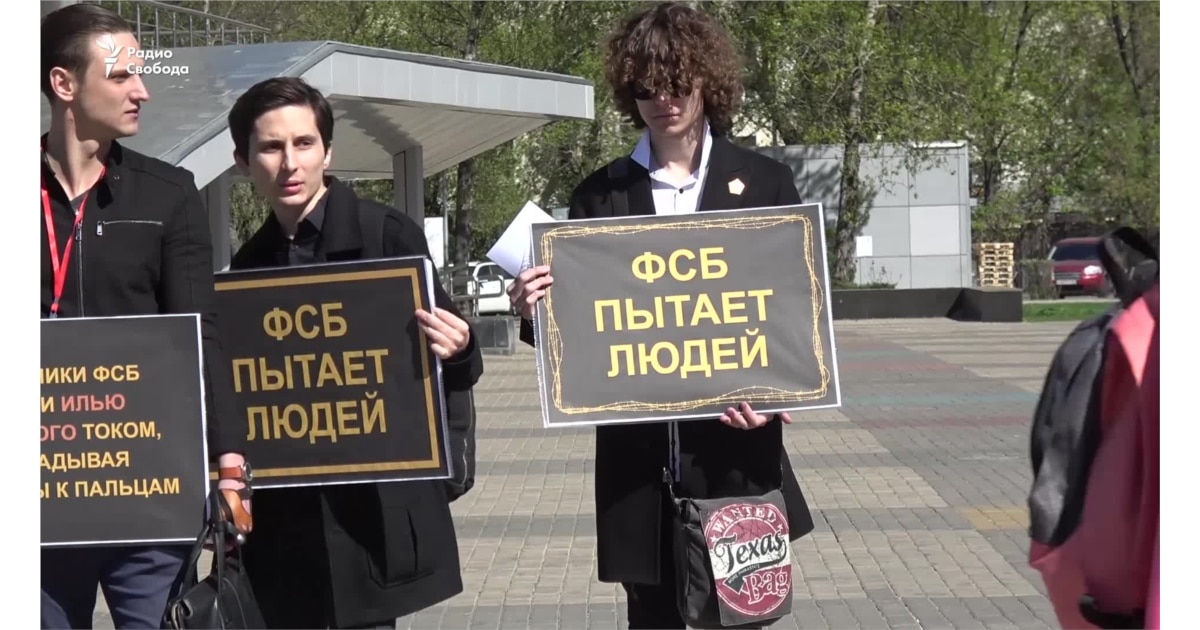 Чёрного наркоторговца две полицейские допрашивают и пытают сексом