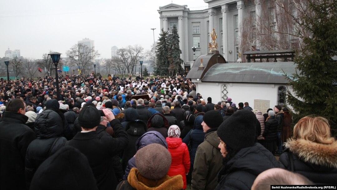 Сотні людей прийшли на акцію, пов’язану зі спорудою УПЦ (МП) у буферній зоні «Софії Київської», Київ, 3 лютого 2018 року