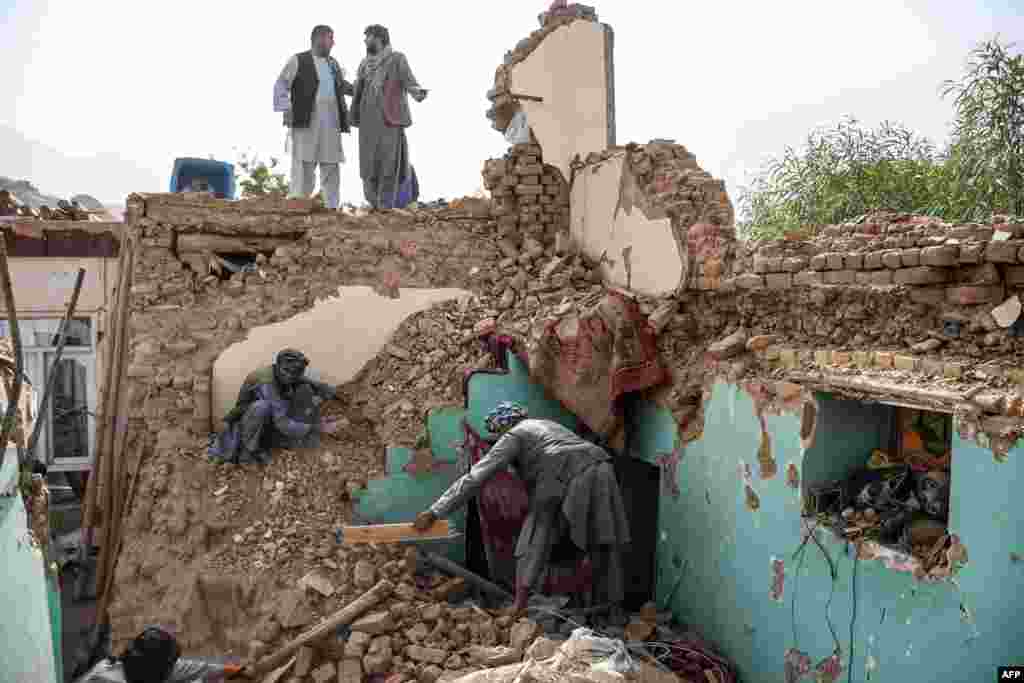 Preživjel pretražuju ostatke oštećene kuće u selu Tashqurghan, u okrugu Khulm u provinciji Samangan, 3. novembra 2025.