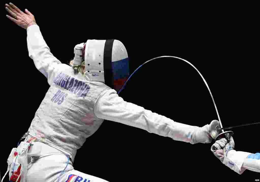 Inna Deriglazova of Russia in action, as she beats Elisa di Francisca of Italy in the women&#39;s foil individual gold medal bout.&nbsp;