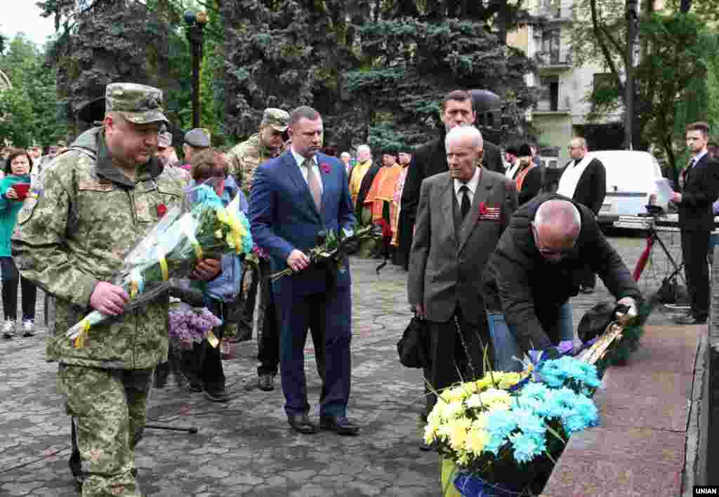 Присутні вшанували пам&rsquo;ять полеглих покладанням квітів та хвилиною мовчання. Івано-Франківськ