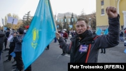 Наразылық митингісінде Қазақстан туын ұстап тұрған адам. Алматы, 31 қазан 2020 жыл.