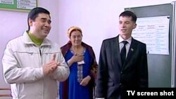 Daşoguz welaýatynyň S.A.Nyýazow adyndaky etrabyň J.Hudaýbergenow adyndaky daýhan birleşiginde ýerleşýän mekdebiň okuwçysy özüniň geljekde diplomat bolmak arzuwynyň bardygyny aýdyp, Berdimuhamedowy haýran galdyrdy.