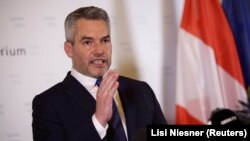 Premierul austriac a reafirmat că Austria nu este de acord cu extinderea spațiului Schengen și că există o problemă majoră cu fluxurile de migranți. Imagine generică cu Karl Nehammer