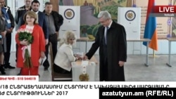 Serzh Sarkisian səs verərkən, Yerevan,2 aprel 2017