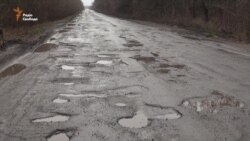 Місцеві жителі своїми силами ремонтують дороги на Донбасі (відео)