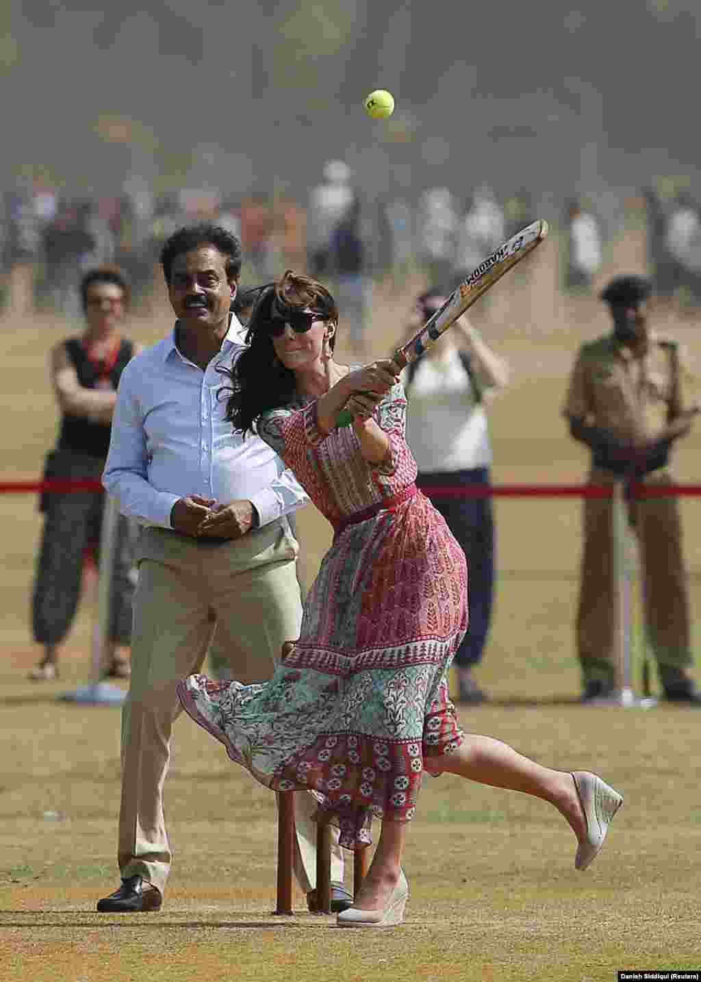 England&#39;s Catherine, Duchess of Cambridge, plays cricket with children in Mumbai, India, on April 10, 2016.