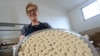 Eftali Qerimi tregon ëmbëlsirat shqiptare tradicionale që i ka gatuar me ujë trëndafili në Përmet, qytet rreth 250 kilometra në jugperëndim të kryeqytetit, Tiranës.