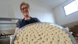 Eftali Qerimi tregon ëmbëlsirat shqiptare tradicionale që i ka gatuar me ujë trëndafili në Përmet, qytet rreth 250 kilometra në jugperëndim të kryeqytetit, Tiranës.