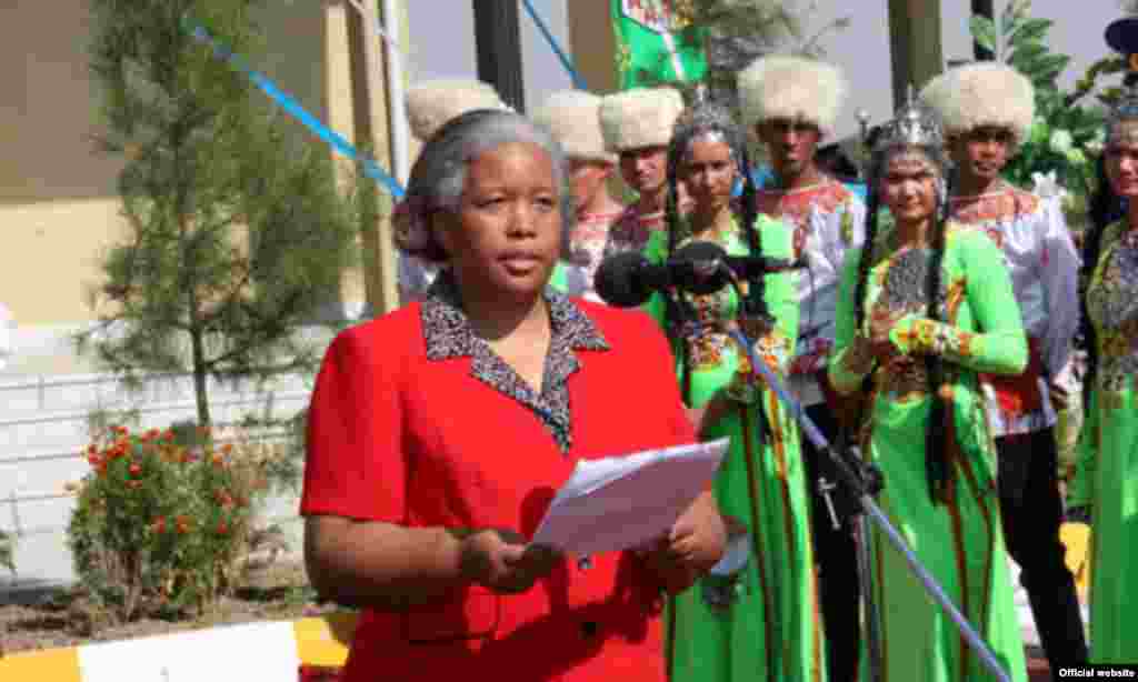 ABŞ-nyň Türkmenistandaky işleri wagtlaýyn ynanylan wekili Silwiýa Karran çykyş edýär